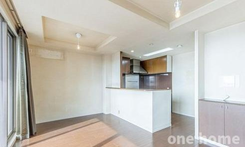 ルネペアズシティの居間・リビング|◆広々LDKは約15帖 別角度です！キッチンとリビングが一体化する人気の対面式キッチンです！