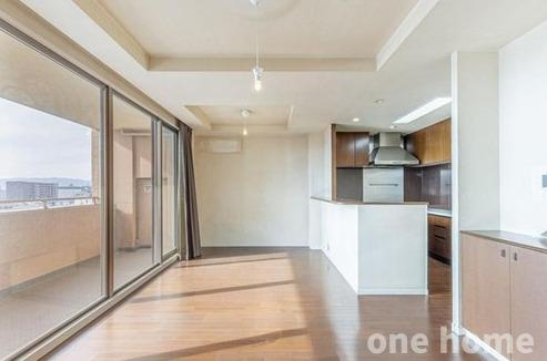 ルネペアズシティの居間・リビング|◆大きな掃き出し窓から自然光がたっぷり差し込みます！家族の憩いの場となりますね♪