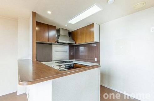 ルネペアズシティのキッチン|◆LDが見渡せる対面式キッチンです！カウンター付きで、お料理の配膳などがスムーズですね♪