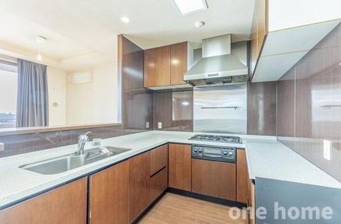 ルネペアズシティのキッチン|◆コの字型のキッチンで作業台が広く、お料理がスムーズにできそうですね！収納も豊富です！