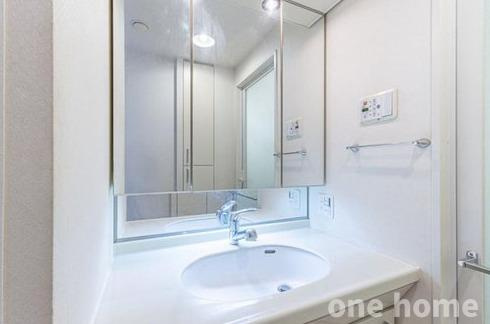 ルネペアズシティの独立洗面台|◆三面鏡の洗面化粧台です！ミドルミラー付きで、空間に広がりを感じさせ、洗練された印象を与えてくれます！