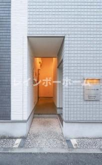 足立区日ノ出町のアパートのエントランス