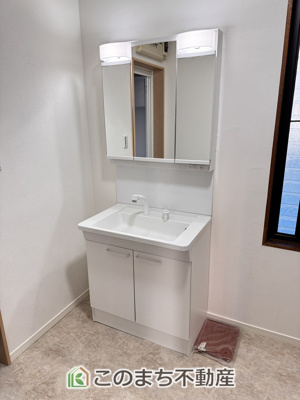 【洗面所】 | 宇都宮市鶴田町再生住宅 | シャンプードレッサーで朝の身支度♪伸びるホースでお掃除も簡単清潔です！