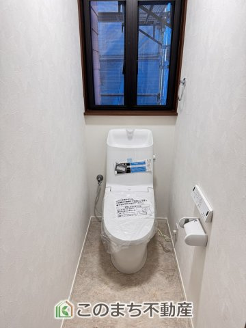宇都宮市鶴田町再生住宅のトイレ|小窓から換気ができて清潔なトイレスペース☆