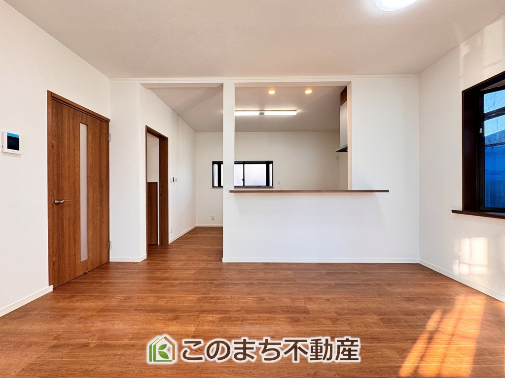 宇都宮市鶴田町再生住宅の居間・リビング|開放感のある広々としたリビング☆家族みんなでゆったりくつろげます♪
南側から暖かな日差しが差し込みます♪キッチンからリビングの様子がよく見渡せます☆