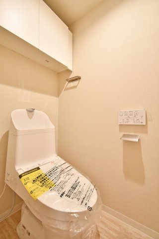 サンクタスヒューマン久喜のトイレ|新規交換済みの温水洗浄機能付きトイレ。手洗い一体型で節水効果も高く、上部にはストック類を隠して収納できる吊戸棚付き。毎日使う場所だからこそ、心地よさを追求。