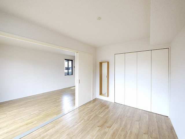 ファミールスギモトⅠの寝室|開放的な寝室です