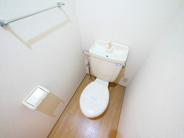 ファミールスギモトⅠのトイレ|落ち着いた色調のトイレです