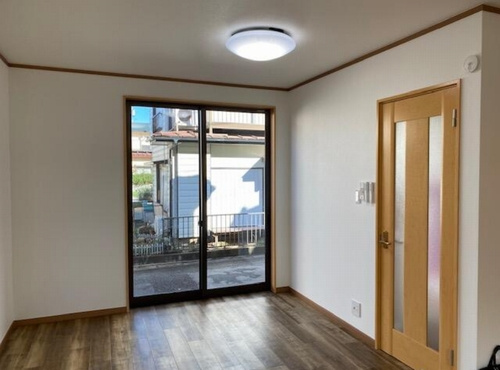 【居間・リビング】 | 【仲介手数料０円】茅ヶ崎市高田4丁目　中古一戸建て | 茅ヶ崎市高田4丁目　中古一戸建て