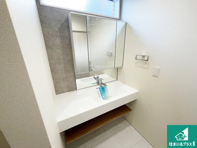 伊丹市中野北　新築一戸建ての独立洗面台|清潔感のある洗面台です。フラットな鏡は掃除がしやすく毎日清潔！鏡裏には収納があるのでスッキリとした洗面台が保てます。