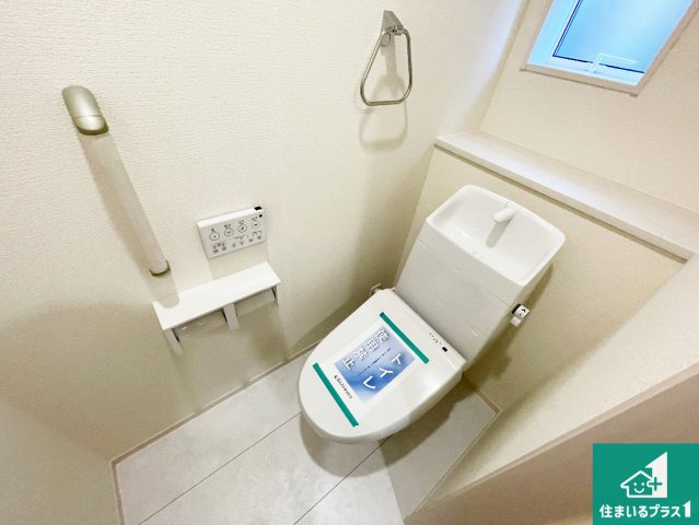 伊丹市中野北　新築一戸建てのトイレ|1・2階の2ヶ所にあるので、朝の忙しい時間の順番待ちもなく、深夜の利用にも大変便利です。
