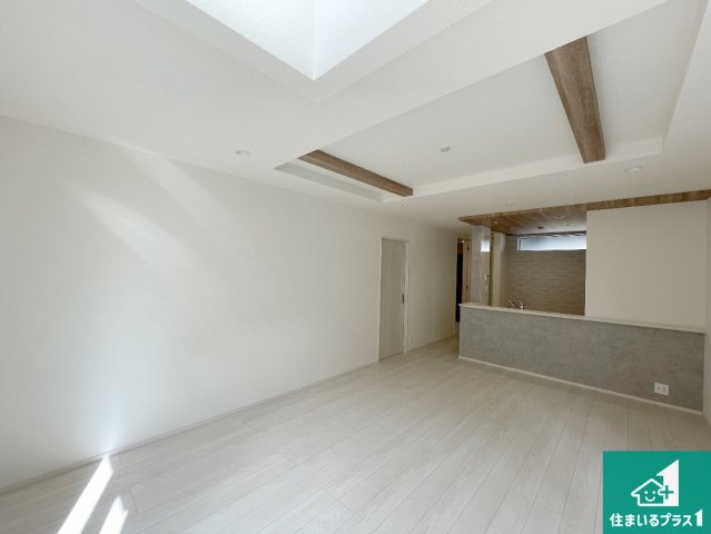 伊丹市中野北　新築一戸建ての居間・リビング|日当たり良好の明るいリビングで朝の目覚めもスッキリできそう！対面キッチンでご家族のコミュニケーションも自然と増える設計！小さなお子様が遊ぶスペースを作っても広々とくつろげるLDK！