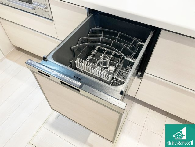 伊丹市中野北　新築一戸建てのその他|食事後の一仕事、食器洗いをボタン一つでお任せできちゃいます！場所を取らないビルトイン式なので、お料理スペースもしっかり確保！