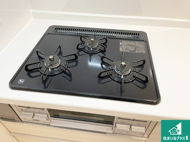 伊丹市中野北　新築一戸建てのその他|ダブル高火力Ｓｉセンサー付きコンロ！３口あるので、まとめて料理をする時も大活躍！