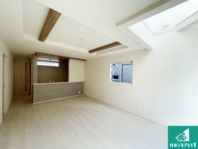 伊丹市中野北　新築一戸建ての居間・リビング|日当たり良好の明るいリビングで朝の目覚めもスッキリできそう！対面キッチンでご家族のコミュニケーションも自然と増える設計！小さなお子様が遊ぶスペースを作っても広々とくつろげるLDK！