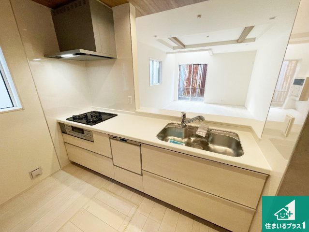 伊丹市中野北　新築一戸建てのキッチン|子供を見守りながらお料理が出来るため家族のコミュニケーションか増えます♪スペースが広く確保されている為お子様が大きくなったときは一緒に料理を楽しめます♪