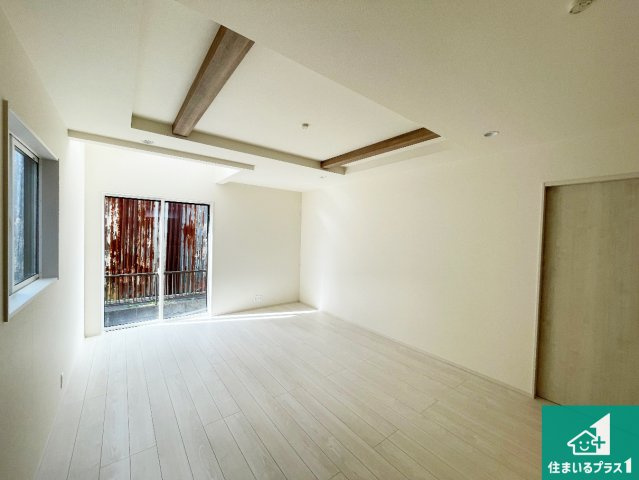 伊丹市中野北　新築一戸建ての居間・リビング|日当たり良好の明るいリビングで朝の目覚めもスッキリできそう！対面キッチンでご家族のコミュニケーションも自然と増える設計！小さなお子様が遊ぶスペースを作っても広々とくつろげるLDK！