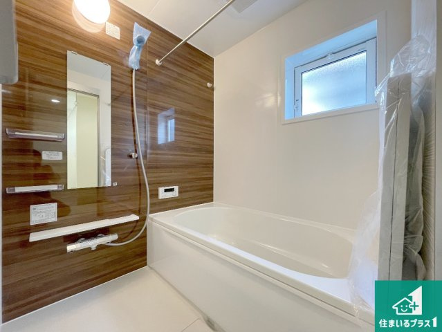 伊丹市中野北　新築一戸建ての浴室|足をゆったり伸ばして寛げる浴槽です。窓が設けられていますので差し込む光が明るく穏やかな雰囲気にしてくれます♪浴室乾燥機も設置しているので、雨の日の洗濯物も安心です♪