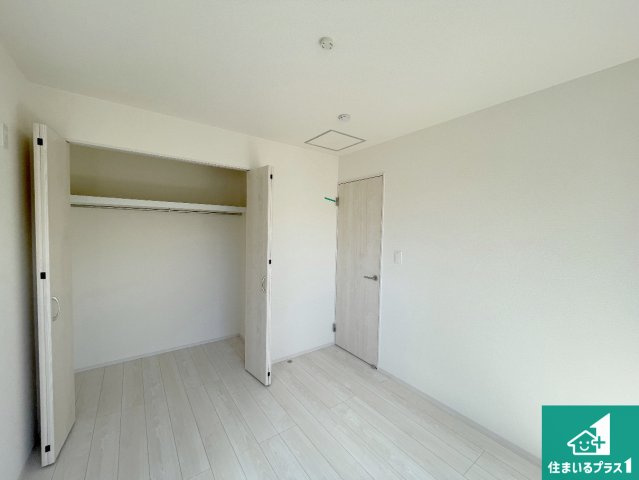 伊丹市中野北　新築一戸建ての洋室|収納スペースが充実しているので子供の成長に合わせてたくさん収納ができます！家族構成に合わせた様々な活用ができる収納！