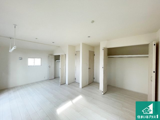 伊丹市中野北　新築一戸建ての洋室|シンプルな洋室は、自分好みのインテリアが楽しめます♪ご家族とインテリアや家具を選びに行くのは新築購入時の醍醐味の一つです。ぜひお楽しみください♪