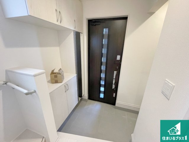 伊丹市中野北　新築一戸建ての玄関|シューズボックスにはたくさんの靴が収納できるので玄関周りはいつもスッキリ！ご家族が増えても安心！