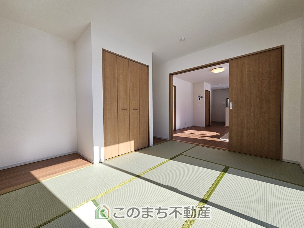 いろどりアイタウン那須塩原市西幸町の和室|お子様のお昼寝にも便利な和室です。大きな窓から暖かな日差しが差し込みます♪