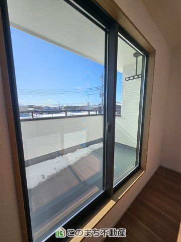 いろどりアイタウン那須塩原市西幸町の内装|居室のサッシにはペアガラスを採用しております。高い断熱性による省エネと結露対策に有効です。