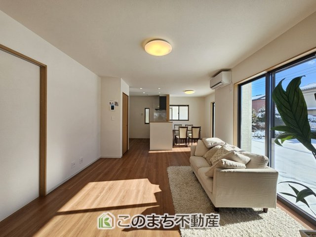 いろどりアイタウン那須塩原市西幸町の居間・リビング|開放感のある広々としたリビング☆家族みんなでゆったりくつろげます♪
南側から暖かな日差しが差し込みます♪キッチンからリビングの様子がよく見渡せます☆