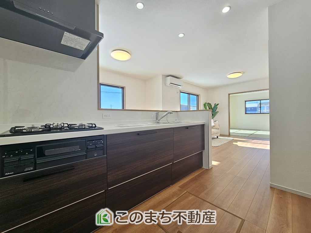 いろどりアイタウン那須塩原市西幸町のキッチン|人気の対面式キッチン☆料理をしながらご家族とコミュニケーションが取れます♪