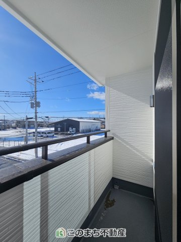 いろどりアイタウン那須塩原市西幸町のバルコニー|南向きの大型バルコニーは陽当り良好で、たっぷりのお洗濯物もよく乾きます！
さらにインナーバルコニーなので雨の日でも安心してお出かけできますね♪