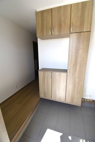 ハートフルタウン 　水戸市笠原町974番　Aの玄関|たっぷり収納できるシューズボックスで玄関もスッキリ！扉の中は可動棚。靴に合わせて使い方自由です。