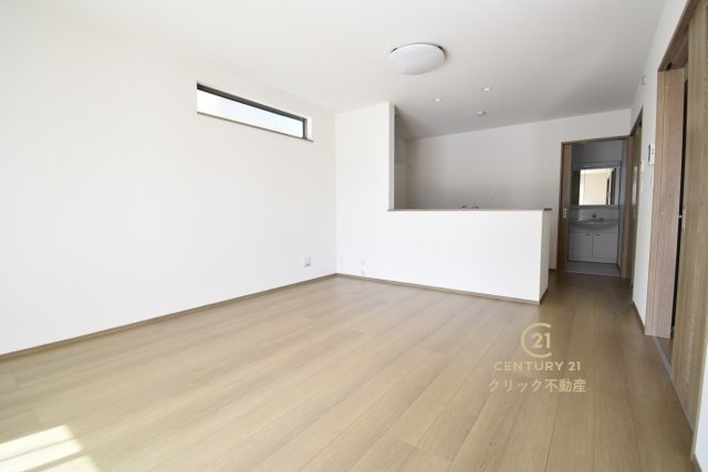 ハートフルタウン 　水戸市笠原町974番　Aの居間・リビング|カーテンやラグの色、質感、選ぶ家具などでお部屋の雰囲気が変わります。お好みのインテリアを楽しみましょう♪白を基調とした内装ですので、あらゆるスタイルが馴染みます。