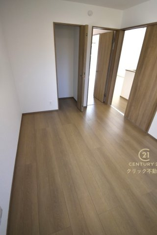 ハートフルタウン 　水戸市笠原町974番　Aの洋室|1階洋室、2WAY出入り口です。リビングを通らずに玄関から直接入る事もできます。在宅ワークに、キッズスペースに、と自由に使えます。収納も配備されております。