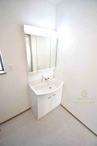 ハートフルタウン 　水戸市笠原町974番　Aの独立洗面台|シャンプードレッサー付き洗面台は、広めで使いやすい、お手入れが楽なデザイン。窓があるので採光、通風良好です！