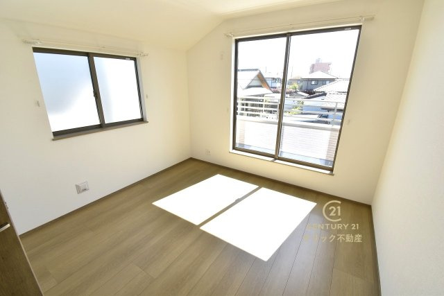 ハートフルタウン 　水戸市笠原町974番　Aの洋室|二面窓は採光に優れお部屋を明るく照らします。２面の窓から景色が見えるので開放感があり、通風も良く快適にお過ごしいただけます。