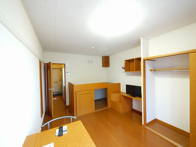 レオパレスコスモの内装|明るい色調の室内です