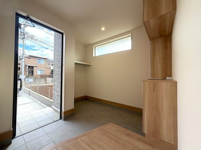 ＜全８棟＞開発分譲地／全棟長期優良住宅／瀬谷区北新の内観：施工例|同社施工完成物件の参考写真（玄関収納）