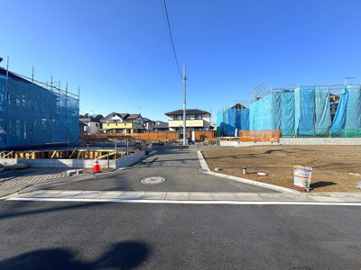 【前面道路含む現地写真】 | ＜全８棟＞開発分譲地／全棟長期優良住宅／瀬谷区北新 | 開発道路を新規造成した住宅地となります。