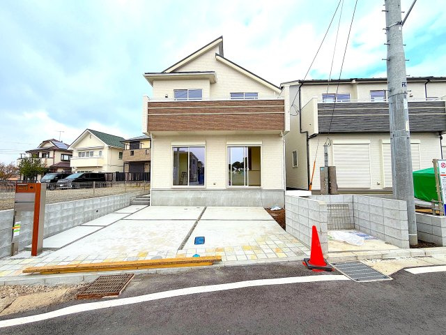 ＜全８棟＞開発分譲地／全棟長期優良住宅／瀬谷区北新の外観|他の棟の建設状況(2号棟)。手前にゴミ置き場あり。