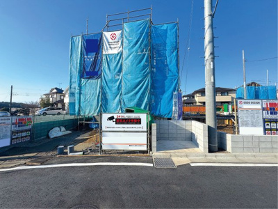 【外観】 | ＜全８棟＞開発分譲地／全棟長期優良住宅／瀬谷区北新 | 2号棟建設地写真。手前にゴミ置き場あり。