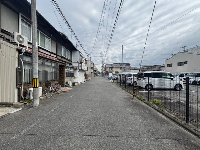 西七条市部町住居付き事務所の周辺|物件の前面道路から東側へ