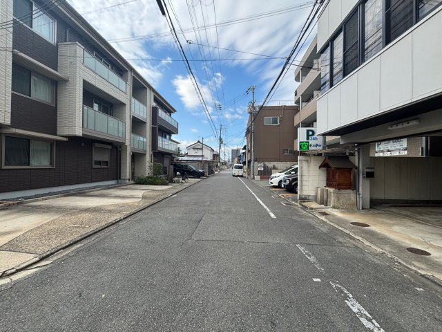 西七条市部町住居付き事務所の周辺|物件の前面道路から西側へ