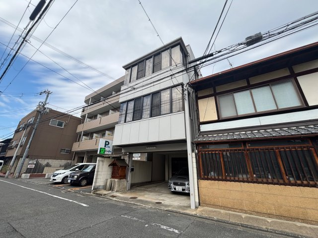 西七条市部町住居付き事務所の外観|隣にコインパーキングが御座います。