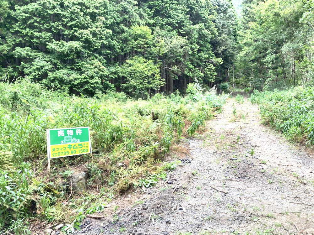 丹波市氷上町絹山の売地の外観
