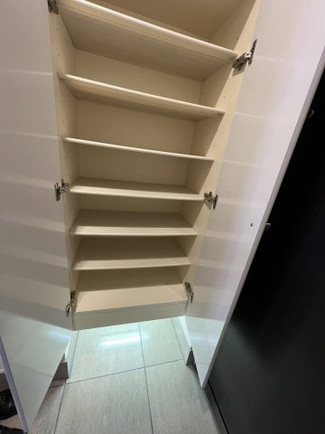 靴の収納もバッチリで足下のライトがおしゃれ、後ろ側にも収納があります。