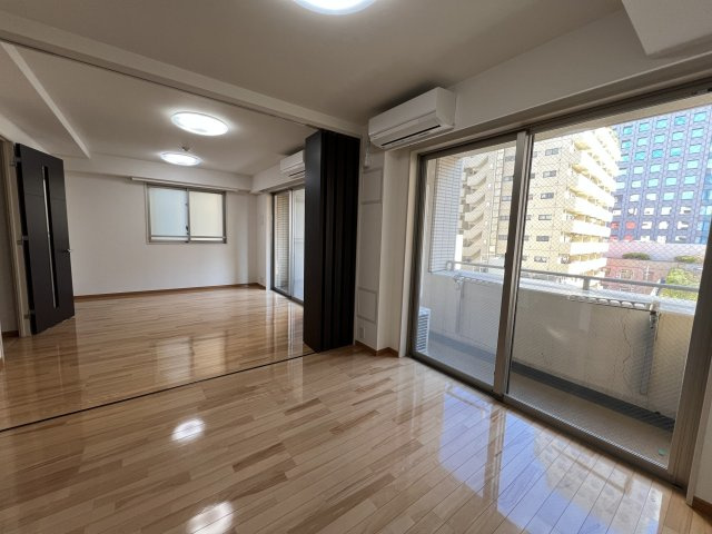 仕切りを開けると非常に大きな空間になります。