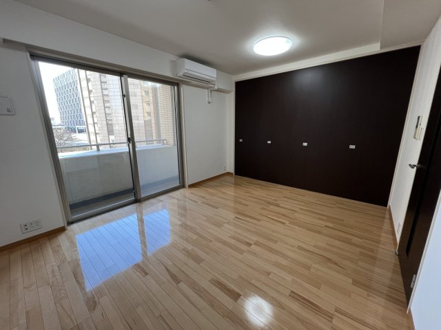 リビングだけでも9畳ほどあります。