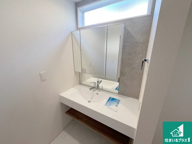 加古川市尾上町長田　新築一戸建ての独立洗面台|清潔感のある洗面台です。フラットな鏡は掃除がしやすく毎日清潔！鏡裏には収納があるのでスッキリとした洗面台が保てます。