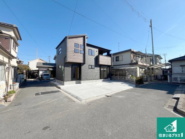 加古川市尾上町長田　新築一戸建ての前面道路含む現地写真|周辺は閑静な住宅街！前面道路広々で車の出し入れも便利です。駐車が苦手な方でも安心して車庫入れできます！