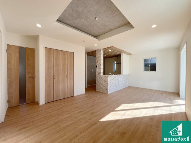 加古川市尾上町長田　新築一戸建ての居間・リビング|日当たり良好の明るいリビングで朝の目覚めもスッキリできそう！対面キッチンでご家族のコミュニケーションも自然と増える設計！小さなお子様が遊ぶスペースを作っても広々とくつろげるLDK！